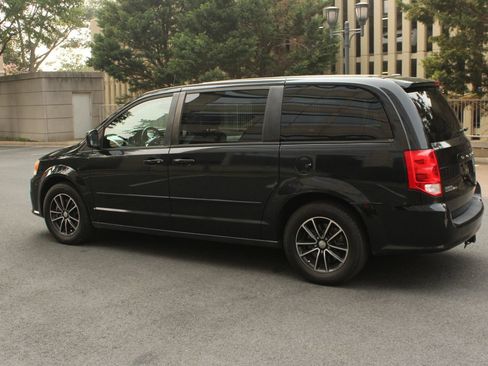 Used 2015 Dodge Grand Caravan SXT w/ Blacktop Package FWD image 9