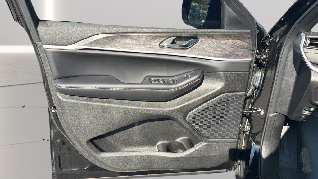 New 2027 Jeep Grand Cherokee Altitude AWD/4WD image 9