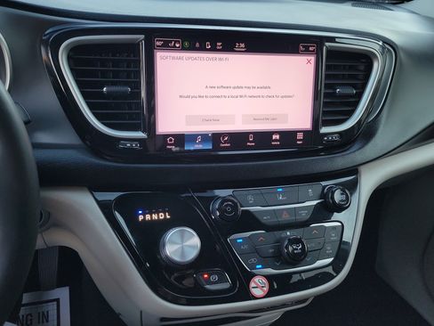 Used 2022 Chrysler Pacifica Touring-L image 11