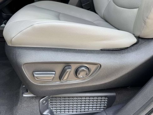 Used 2025 Toyota Sienna XLE FWD image 20