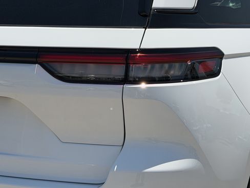 Used 2025 Jeep Grand Cherokee Altitude RWD image 13