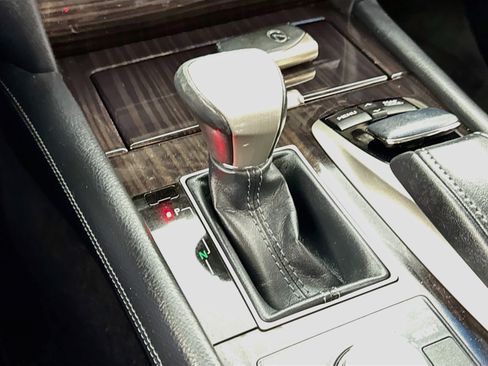 Used 2013 Lexus LS 460 AWD w/ Comfort Pkg image 21