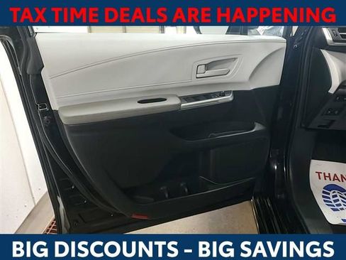 Used 2025 Toyota Sienna LE image 4