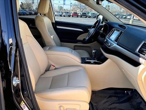 Used 2017 Toyota Highlander XLE image 8