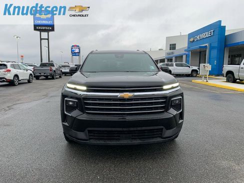 Used 2025 Chevrolet Traverse LT image 2