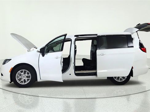 Used 2023 Chrysler Voyager LX FWD image 11