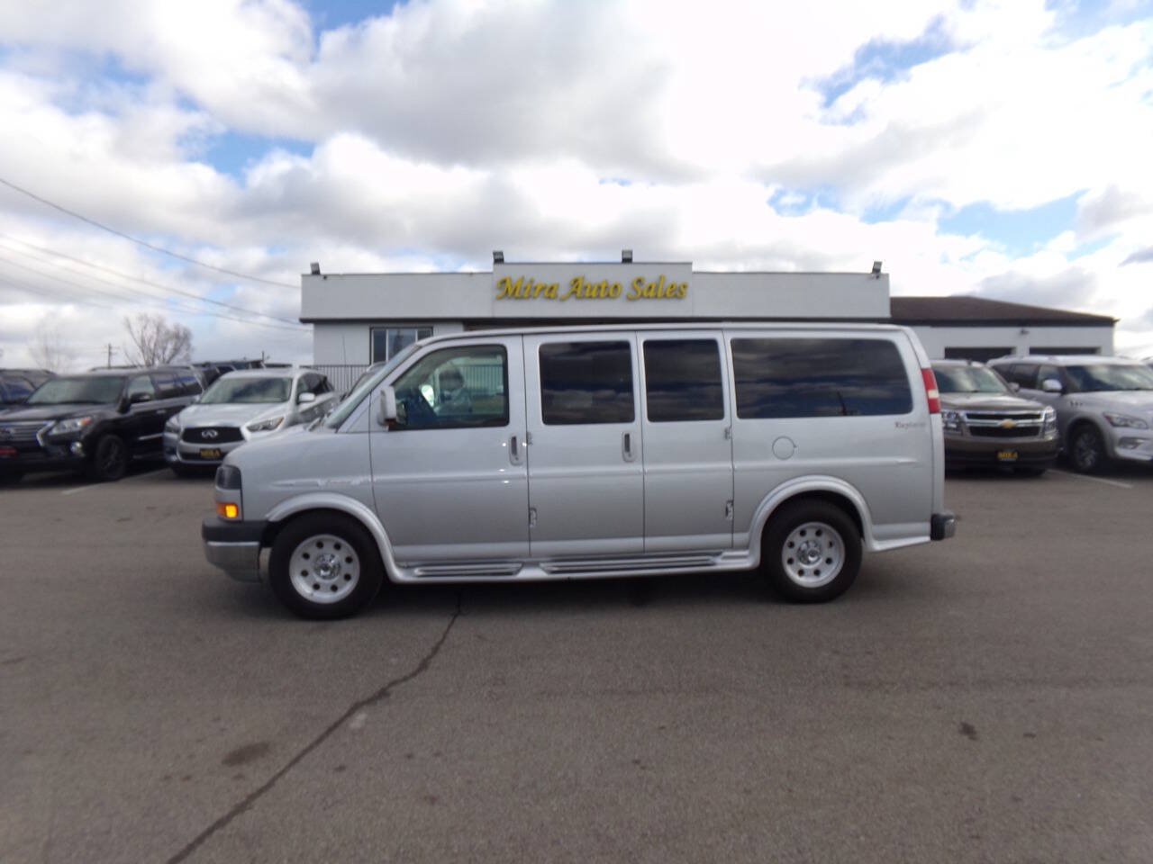 Used 2010 GMC Savana 1500 w/ Preferred Equipment Group RWD image 1