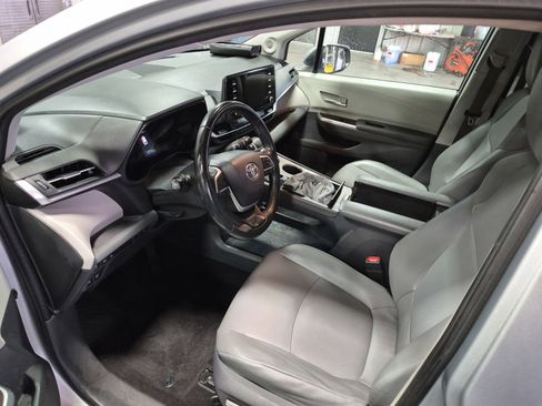 Used 2021 Toyota Sienna XLE image 7