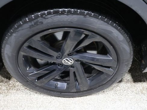Used 2023 Volkswagen Tiguan SE R-Line image 9