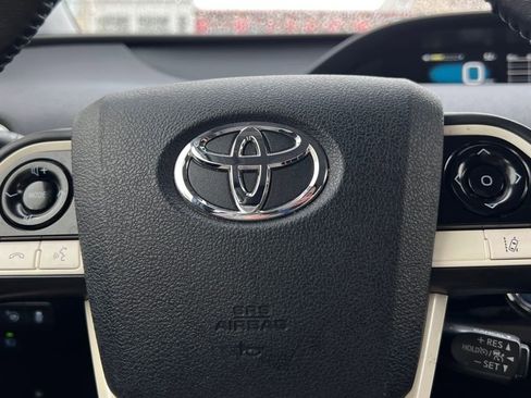 Certified 2018 Toyota Prius Three image 31
