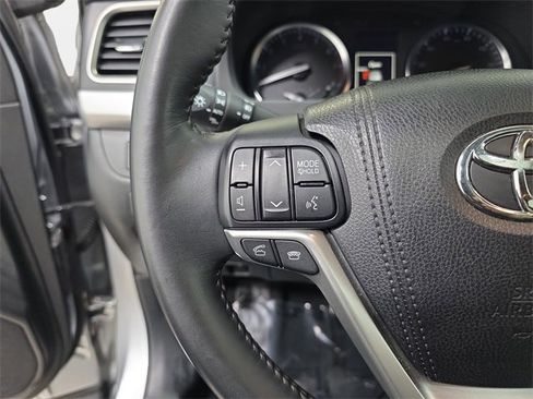 Used 2015 Toyota Highlander XLE image 17