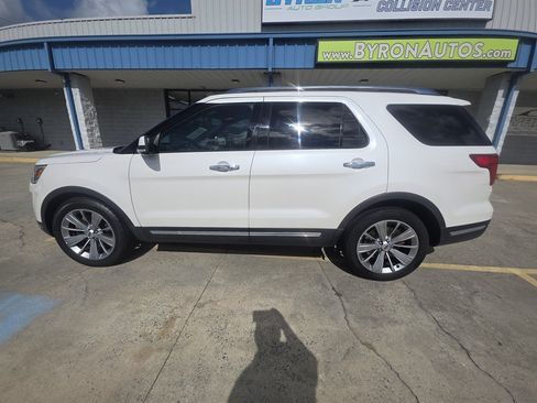 Used 2018 Ford Explorer Limited FWD image 2