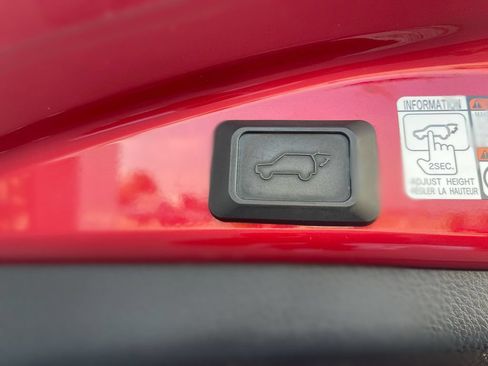 Used 2017 Toyota RAV4 XLE AWD/4WD image 6
