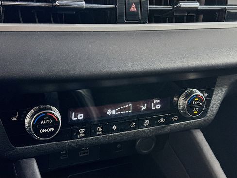 Used 2024 Mitsubishi Outlander SE image 24