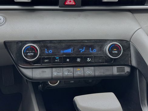 Used 2022 Hyundai Elantra SEL image 12