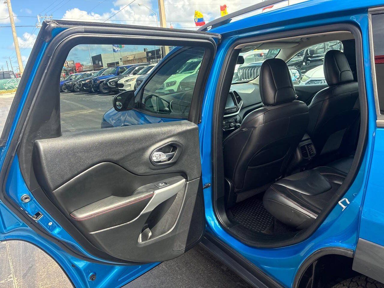 Used 2018 Jeep Cherokee Trailhawk AWD/4WD image 9