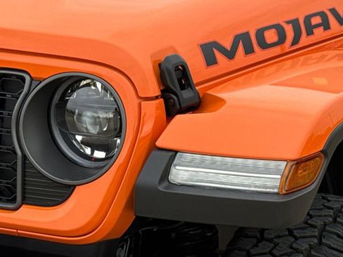 Used 2025 Jeep Gladiator Mojave AWD/4WD image 4