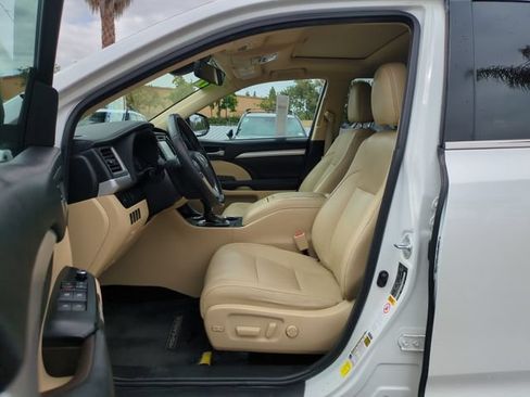 Used 2017 Toyota Highlander XLE w/ Carpet Mat Package AWD/4WD image 15