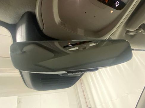 Used 2025 Volvo XC40 B5 Plus image 28