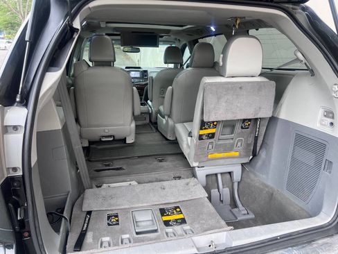 Used 2011 Toyota Sienna Limited w/ Premium Pkg AWD/4WD image 11