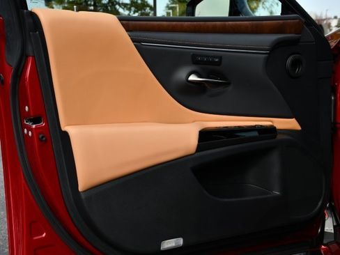 Certified 2025 Lexus ES 300h w/ Premium Package image 11