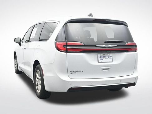 Used 2025 Chrysler Pacifica Select FWD image 9