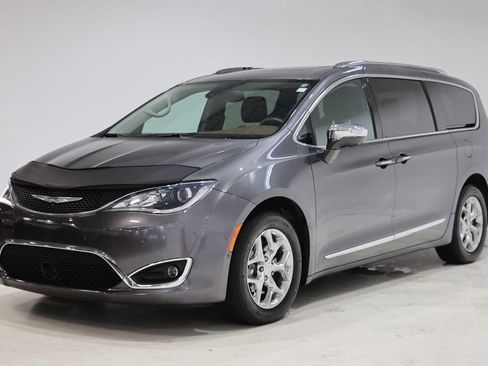 Used 2017 Chrysler Pacifica Limited w/ UConnect Theater Package FWD image 3