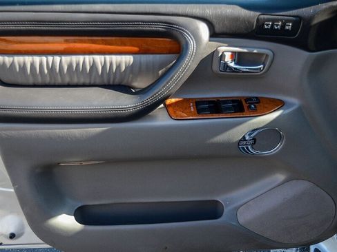 Used 2006 Lexus LX 470 image 25