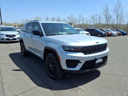 Certified 2025 Jeep Grand Cherokee Altitude AWD/4WD image 7