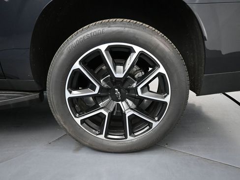 Used 2025 Chevrolet Suburban RST image 12