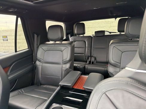 Used 2023 Lincoln Navigator Reserve image 13