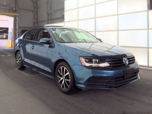 Used 2017 Volkswagen Jetta SE FWD image 2