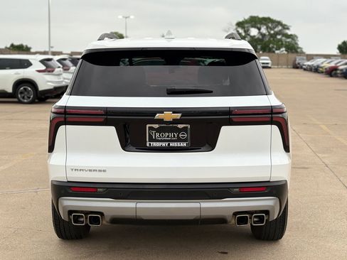 Used 2025 Chevrolet Traverse LT FWD image 7