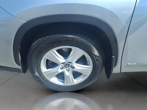 Used 2023 Toyota Highlander LE AWD/4WD image 25