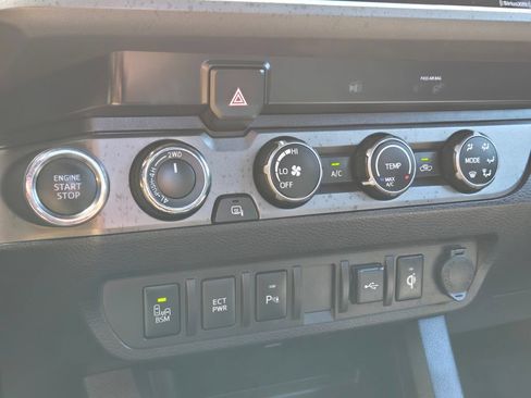 Used 2020 Toyota Tacoma TRD Sport w/ Technology Package AWD/4WD image 24
