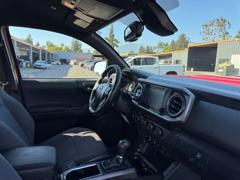 Used 2019 Toyota Tacoma TRD Sport w/ Technology Package AWD/4WD image 20