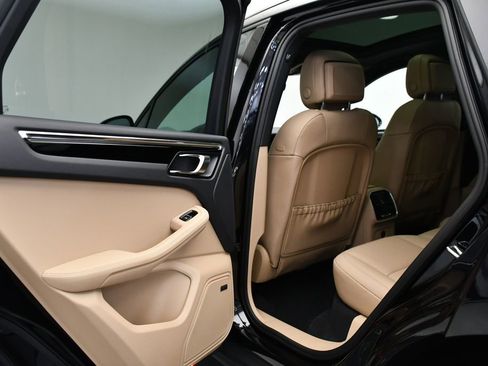 Certified 2025 Porsche Macan image 44