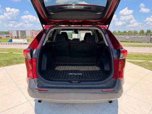 Used 2021 Toyota RAV4 LE AWD/4WD image 30