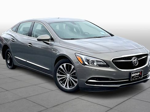 Used 2017 Buick LaCrosse Essence image 2