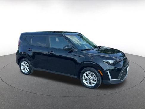 Used 2025 Kia Soul LX w/ LX Technology Package FWD image 2