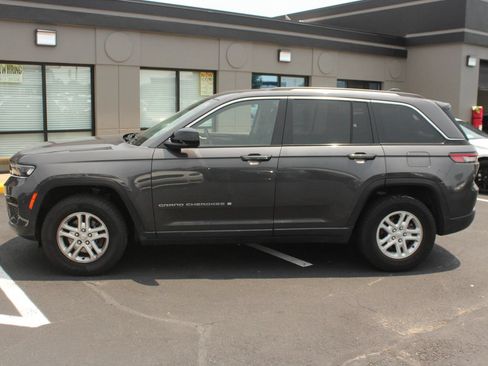Used 2022 Jeep Grand Cherokee Laredo w/ Luxury Tech Group I AWD/4WD image 2