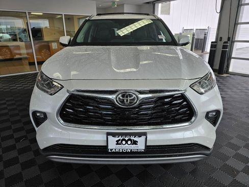 New 2026 Toyota Highlander Platinum image 8