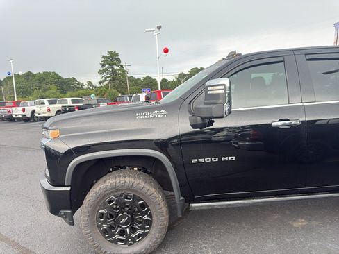 Used 2022 Chevrolet Silverado 2500 High Country w/ Technology Package AWD/4WD image 9