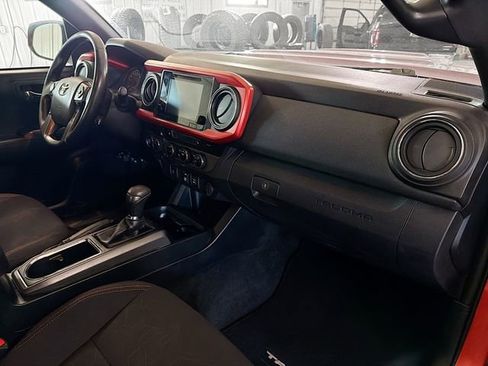 Used 2018 Toyota Tacoma SR5 AWD/4WD image 12