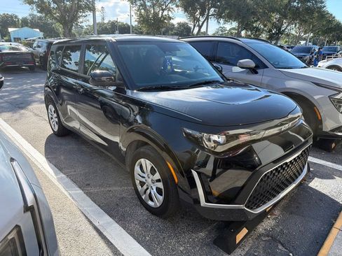 Used 2025 Kia Soul LX FWD image 2