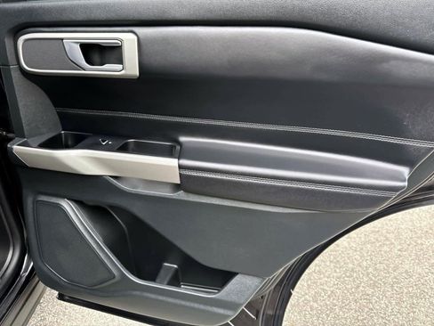 Used 2023 Ford Explorer XLT image 12