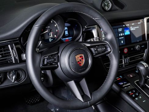 New 2026 Porsche Macan image 18