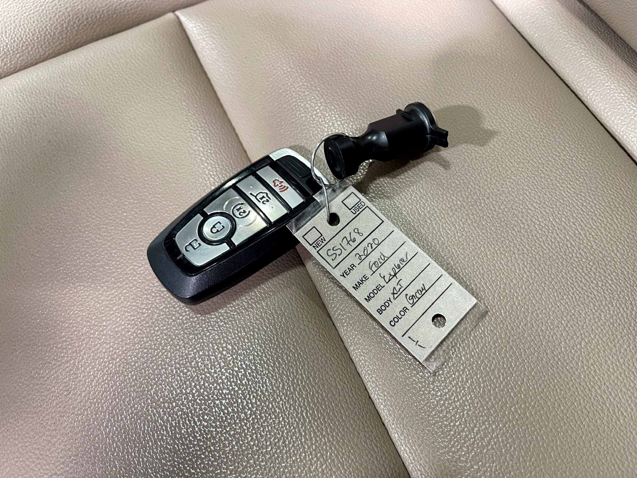 Used 2020 Ford Explorer XLT w/ Equipment Group 202A AWD/4WD image 39