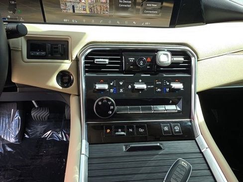 Used 2025 Nissan Armada Platinum Reserve RWD image 19