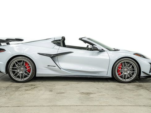 Used 2023 Chevrolet Corvette Z06 w/ Z07 Performance Package image 39